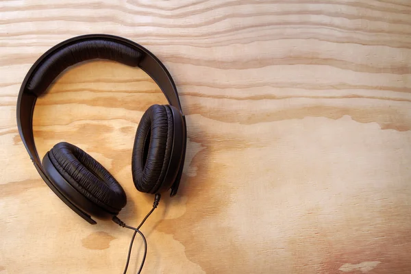 Headphones on wood — Stock Photo, Image