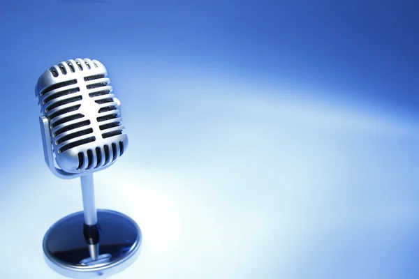 Mikrofon på blå — Stockfoto