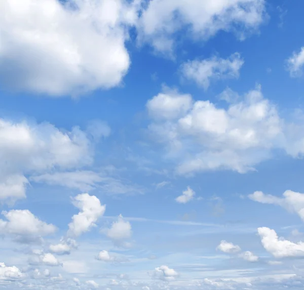 Nubes en el cielo azul — Foto de Stock