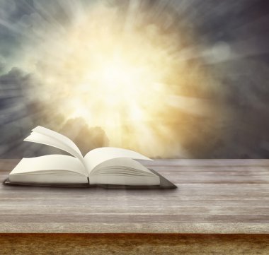 tablo üzerinde kitap