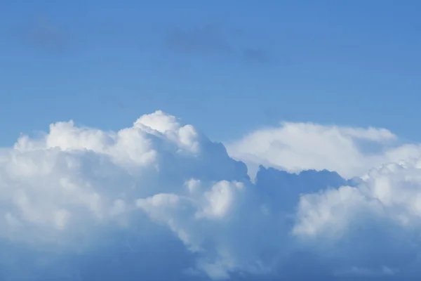 Pluizige wolken hemel — Stockfoto
