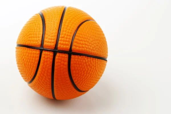 Basketbal op wit — Stockfoto