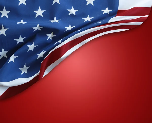 Американский флаг на красном — стоковое фото