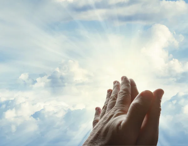 Oración manos en el cielo — Foto de Stock