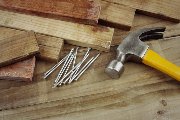 Молоток и гвозди
 