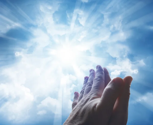 Modlitwy ręce w niebo — Zdjęcie stockowe