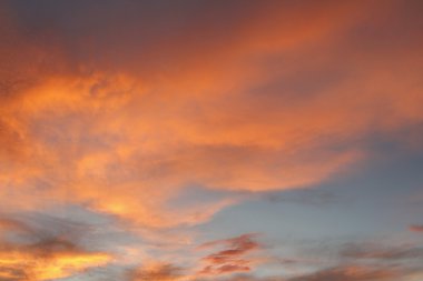 Yaz gökyüzü bulutlar