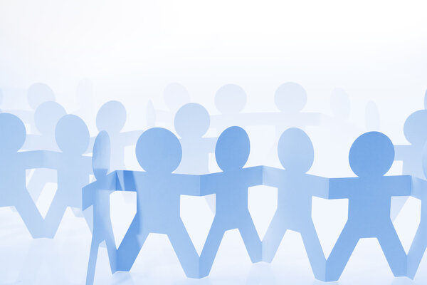 Команда держится за руки
