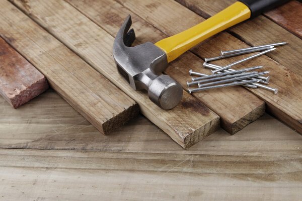 Молоток и гвозди
 