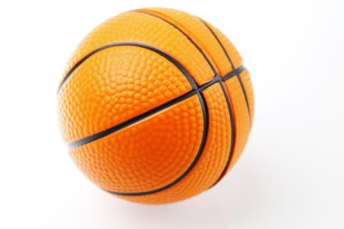 Düz arka plan üzerinde basketbol