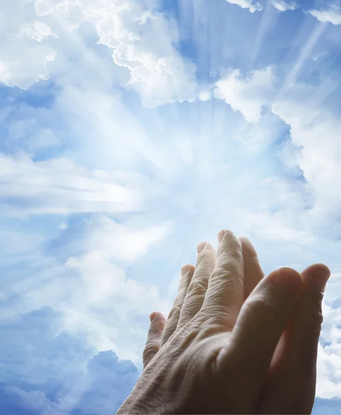 Oración manos en el cielo — Foto de Stock