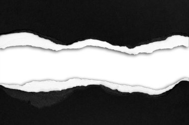 Düz arkaplanda yırtılmış siyah kağıt, kopyalamak için boşluk