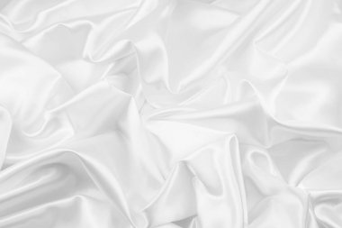 Dalgalanan beyaz ipek kumaş çizgilerinin yakınlaştırılması