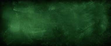 Yeşil karatahta arkaplanındaki tebeşir temizlendi