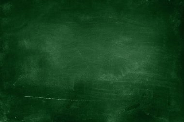 Yeşil karatahta arkaplanındaki tebeşir temizlendi