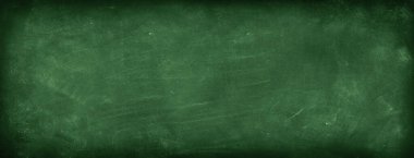 Yeşil karatahta arkaplanındaki tebeşir temizlendi