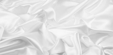 Dalgalanan beyaz ipek kumaş çizgilerinin yakınlaştırılması