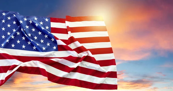 Amerikansk Flag Solrig Himmel - Stock-foto