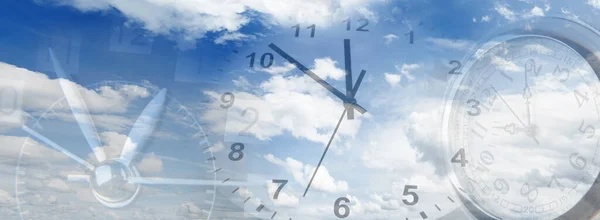 Três Relógios Céu Azul Tempo Que Passa — Fotografia de Stock