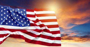 Güneşli gökyüzünde Amerikan bayrağı