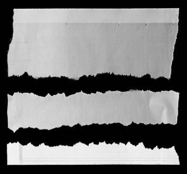 Siyah arka planda üç parça yırtık gazete