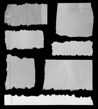 Siyah arka planda yedi parça yırtık gazete