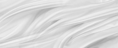 Dalgalanan beyaz ipek kumaş çizgilerinin yakınlaştırılması