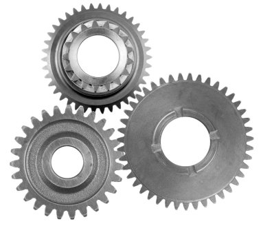 Düz arkaplanda üç metal dişli