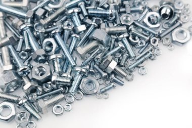 Krom fındık ve cıvatalar yakın plan. 