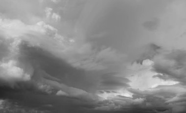 Gökyüzündeki gri bulutlar