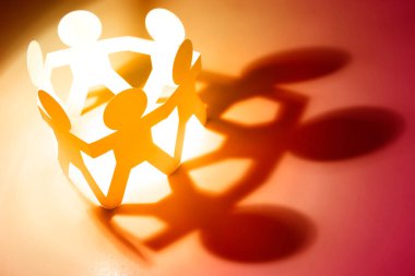 Kağıt zincire vurulan insanlar.