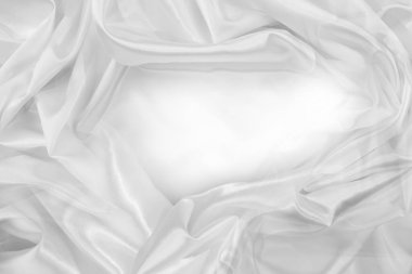 Dalgalanan beyaz ipek kumaş çizgilerinin yakınlaştırılması