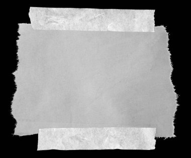 Siyah arkaplana bantlanmış yırtık kağıt parçası 