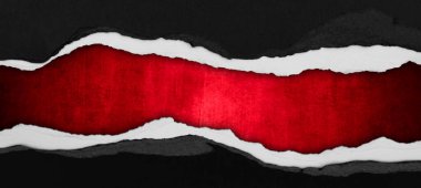 Kırmızı arkaplanda yırtılan delik