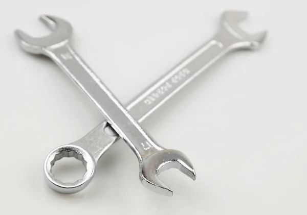 Två Metallskiftnycklar Slät Bakgrund — Stockfoto