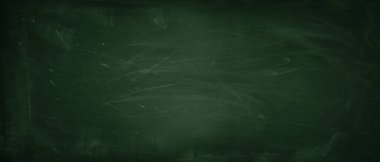 Yeşil karatahta arkaplanındaki tebeşir temizlendi