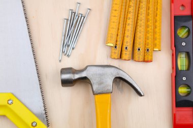 Çekiç, çivi, cetvel, testere ve ahşap düzeyi