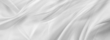 Dalgalanan beyaz ipek kumaş çizgilerinin yakın çekimi