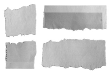 Düz arkaplanda dört parça yırtık kağıt 