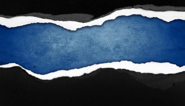 Mavi arkaplan üzerinde yırtılmış kağıt, kopyalamak için boşluk