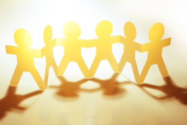 Kağıt zincir takımı el ele tutuşuyor. Takım çalışması. Ortaklık