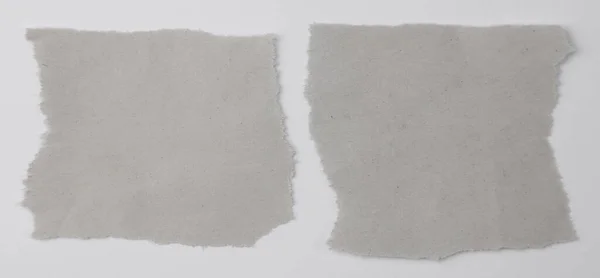Zwei Stücke Zerrissenes Papier Auf Blankem Hintergrund — Stockfoto