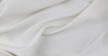 Dalgalanan beyaz ipek kumaş çizgilerinin yakınlaştırılması