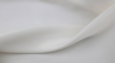 Dalgalanan beyaz ipek kumaş çizgilerinin yakınlaştırılması