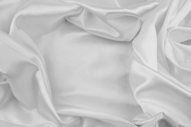 Dalgalanan beyaz ipek kumaş çizgilerinin yakınlaştırılması