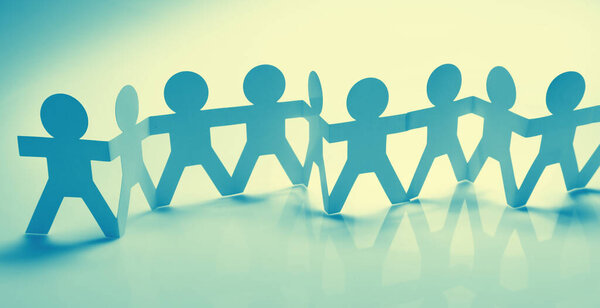 Команда людей из бумажных цепей