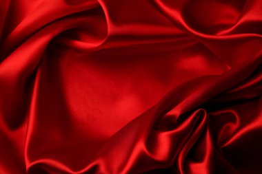 Dalgalanan kırmızı ipek kumaşın yakınlaştırılması 