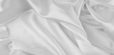 Dalgalanan beyaz ipek kumaş çizgilerinin yakın çekimi