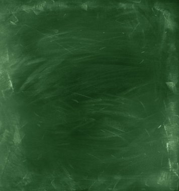 Yeşil karatahta arkaplanındaki tebeşir temizlendi