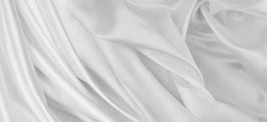 Dalgalanan beyaz ipek kumaş çizgilerinin yakın çekimi